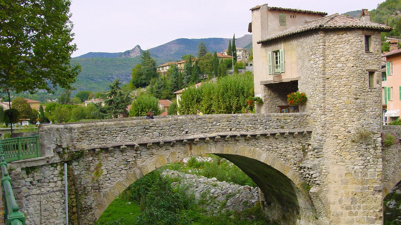 Die mittelalterliche Brücke mit Mautturm überspannt in Sospel das Flüsschen Bévéra. Foto: Hilke Maunder