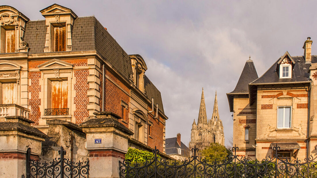 Die Türme der Abteikirche Saint-Jean-des-Vignes von Soissons blitzen zwischen den Gründerzeitvillen am Boulevard Jeanne d'Arc auf. Foto: Hilke Maunder