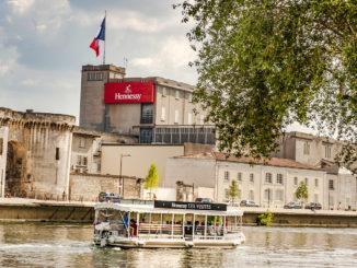 Der Cognacfabrikant Hessessy hat seinen Stammsitz direkt am Ufer der Charente. Foto: Hilke Maunder