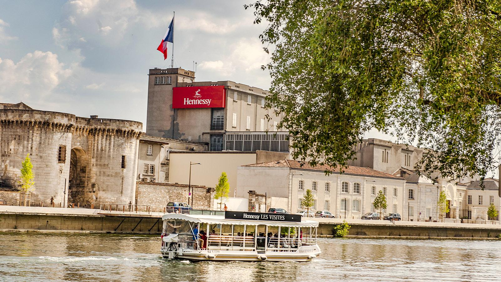 Der Cognacfabrikant Hessessy hat seinen Stammsitz direkt am Ufer der Charente. Foto: Hilke Maunder