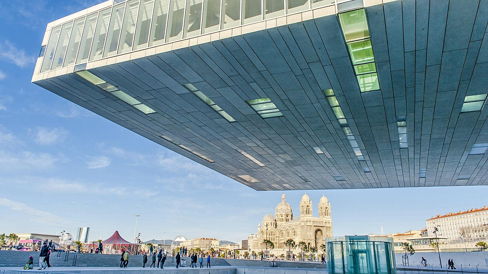 Marseille: Blick von der Villa Méditerranée über die Hafenpromenade zur Kathedrale La Joliette. Foto: Hilke Maunder