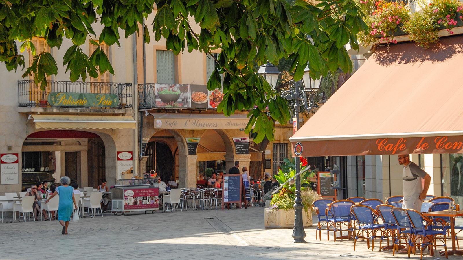 Das Café du Commerce (r.) vo Orange ist ein beliebter Treffpunkt der Einheimischen. Foto: Hilke Maunder