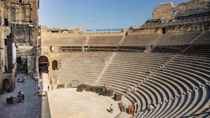 Das einzige mit Bühnenwand im Land. das antike Theater von Orange. Foto: Hilke Maunder