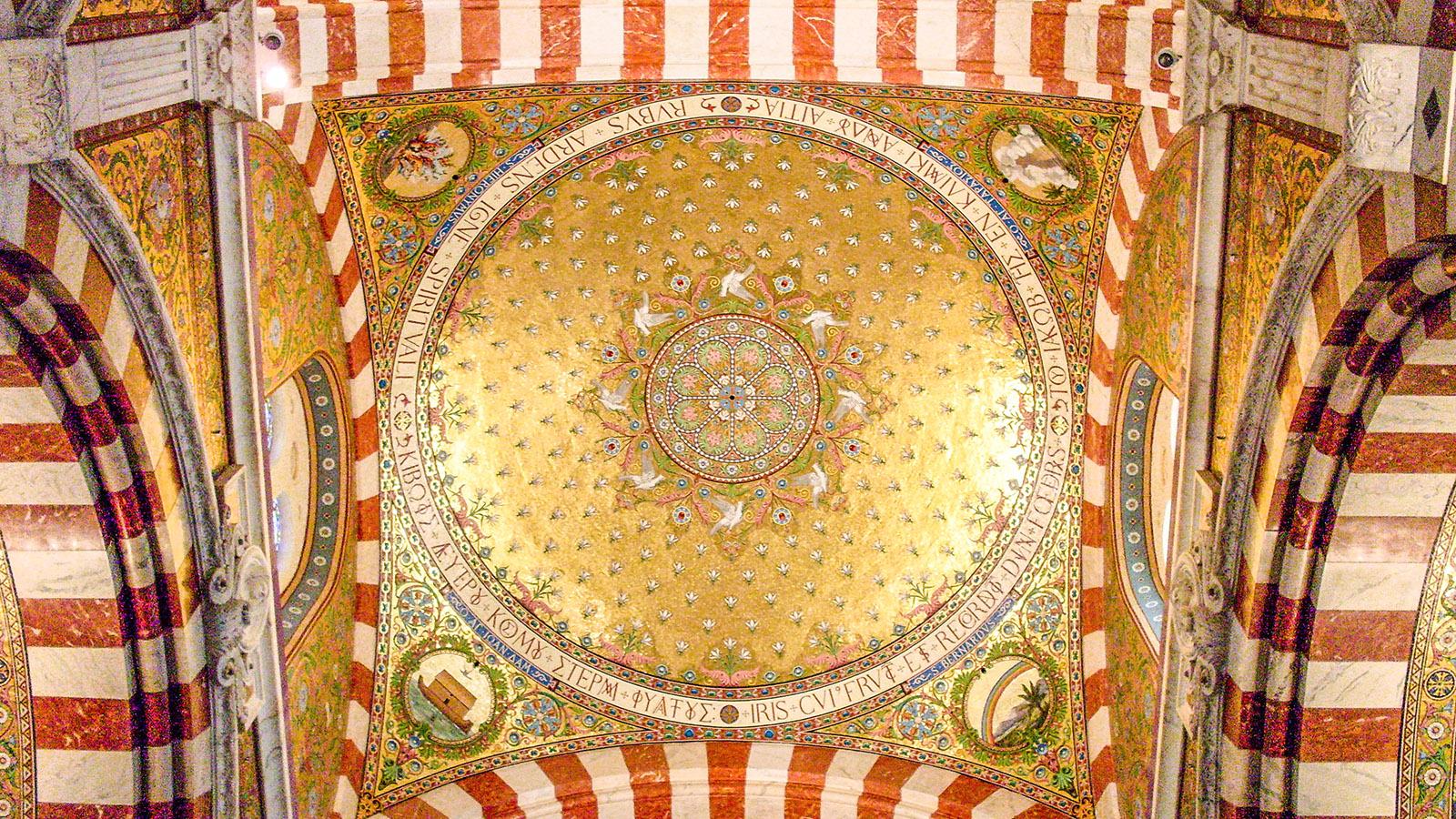 Rot-weiß gestreifter Marmor, funkelnde Blattgold und feinste Fresken und Mosaik: Was für ein neobyzantischen Prunk birgt Notre-Dame de la Garde ! Foto: Hilke Maunder