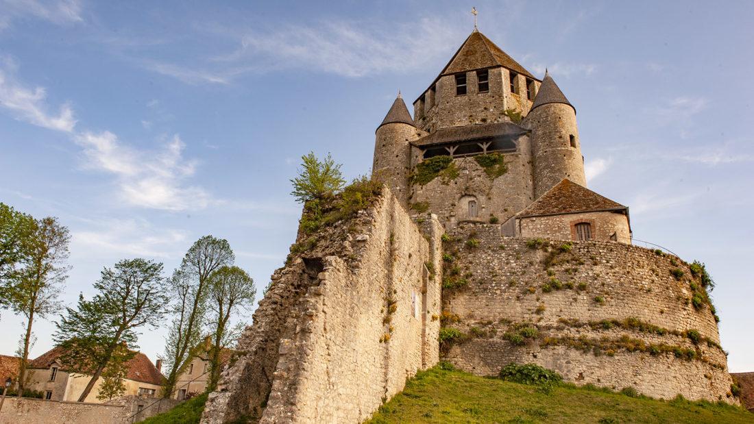 Provins: Der Bergfried der Tour César mit Überresten der Stadtmauer. Foto: Hilke Maunder