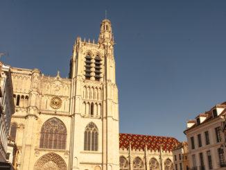 Sens: Die Cathédrale Saint-Étienne ist eine imposante Ikone der Gotik mit herrlichen Buntglasfenstern. Foto: Hilke Maunder
