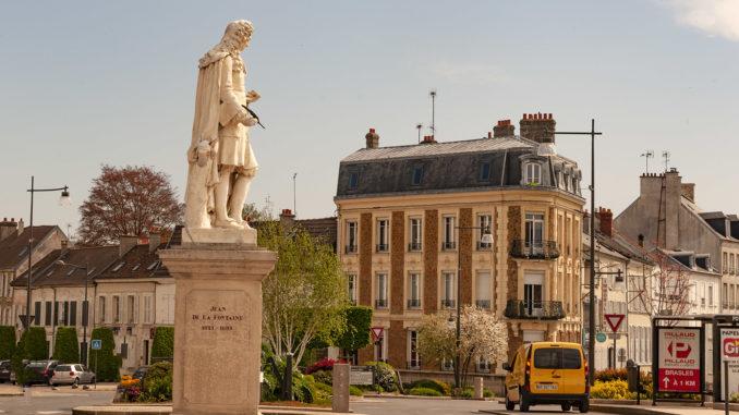 Château-Thierry: vom Verkehr umbraust - das Denkmal des Fabeldichters Jean de la Fontaine