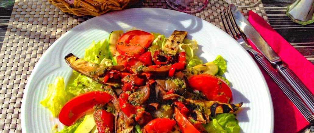 Ein frischer Salat auf einer Terrasse: Lebensart à la Nizza. Foto: Hilke Maunder