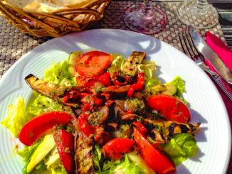 Ein frischer Salat auf einer Terrasse: Lebensart à la Nizza. Foto: Hilke Maunder