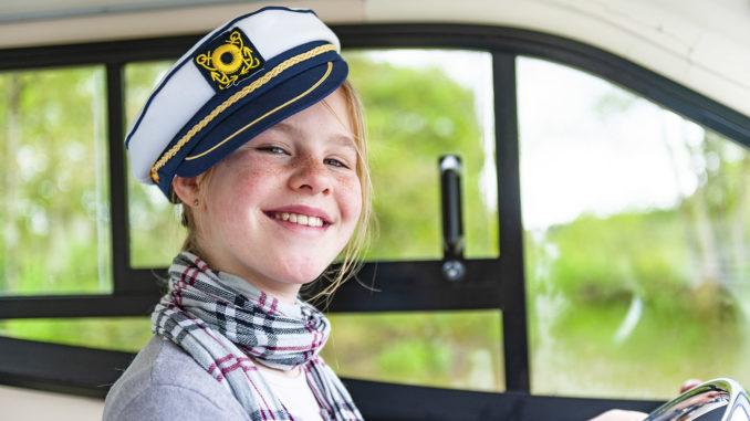 Hausbootörn Vilaine: Meine Tochter durfte auch einmal Kapitän spielen. Foto: Hilke Maunder