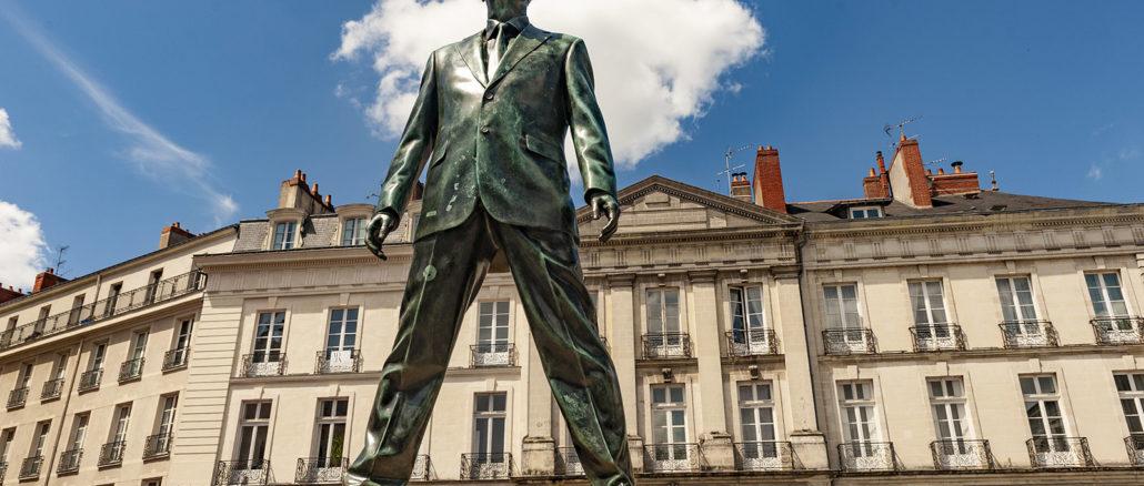 Nantes: Place Bouffay . "Éloge du pas de côté" nennt sich die ungewöhnliche Bronzeskulptur von Philippe Ramette. Foto: Hilke Maunder