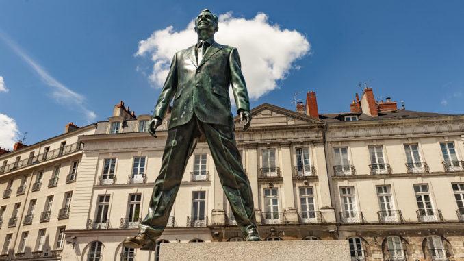 Nantes: Place Bouffay . "Éloge du pas de côté" nennt sich die ungewöhnliche Bronzeskulptur von Philippe Ramette. Foto: Hilke Maunder