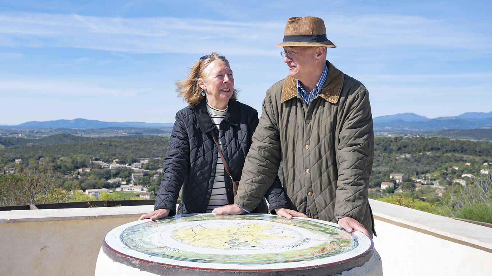 Liliane mit ihrem Mann Georg am Aussichtspunkt von Vézénobres. Foto: Hilke Maunder