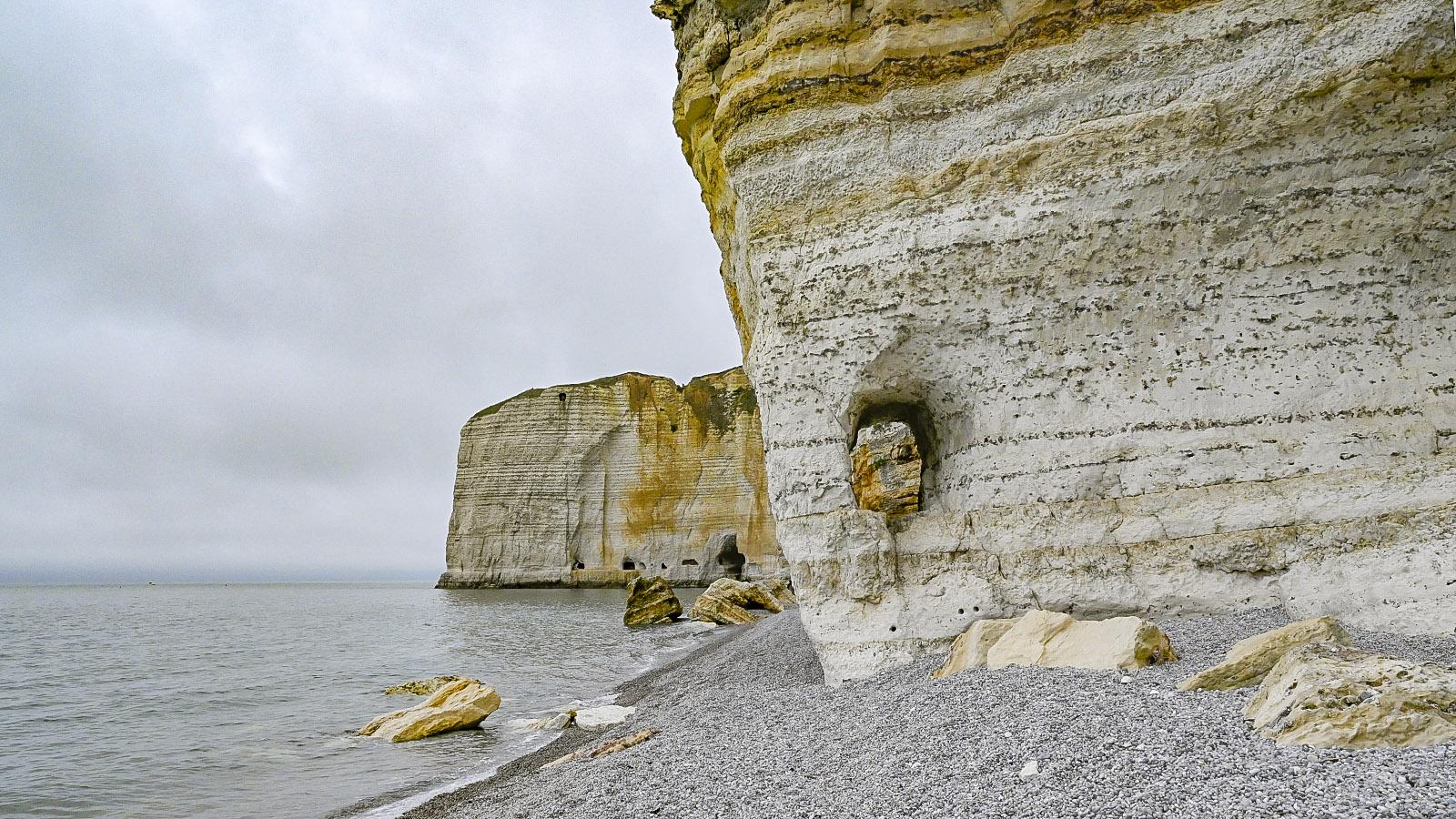 An der Küste von Tilleul sind sehr gut die Einschlüsse von Feuerstein zu erkennen. Fot: Hilke Maunder