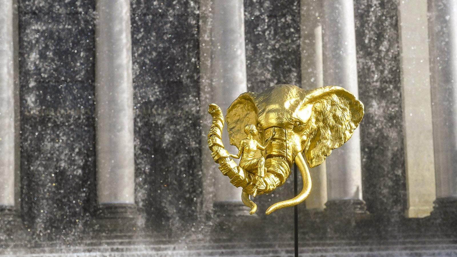 Den Geist entgrenzen - mit der goldenen Farbe Fantasie. Der Elefant der Insel von Nantes vor dem Wasserfall des Stadttheaters. Foto: Hilke Maunder