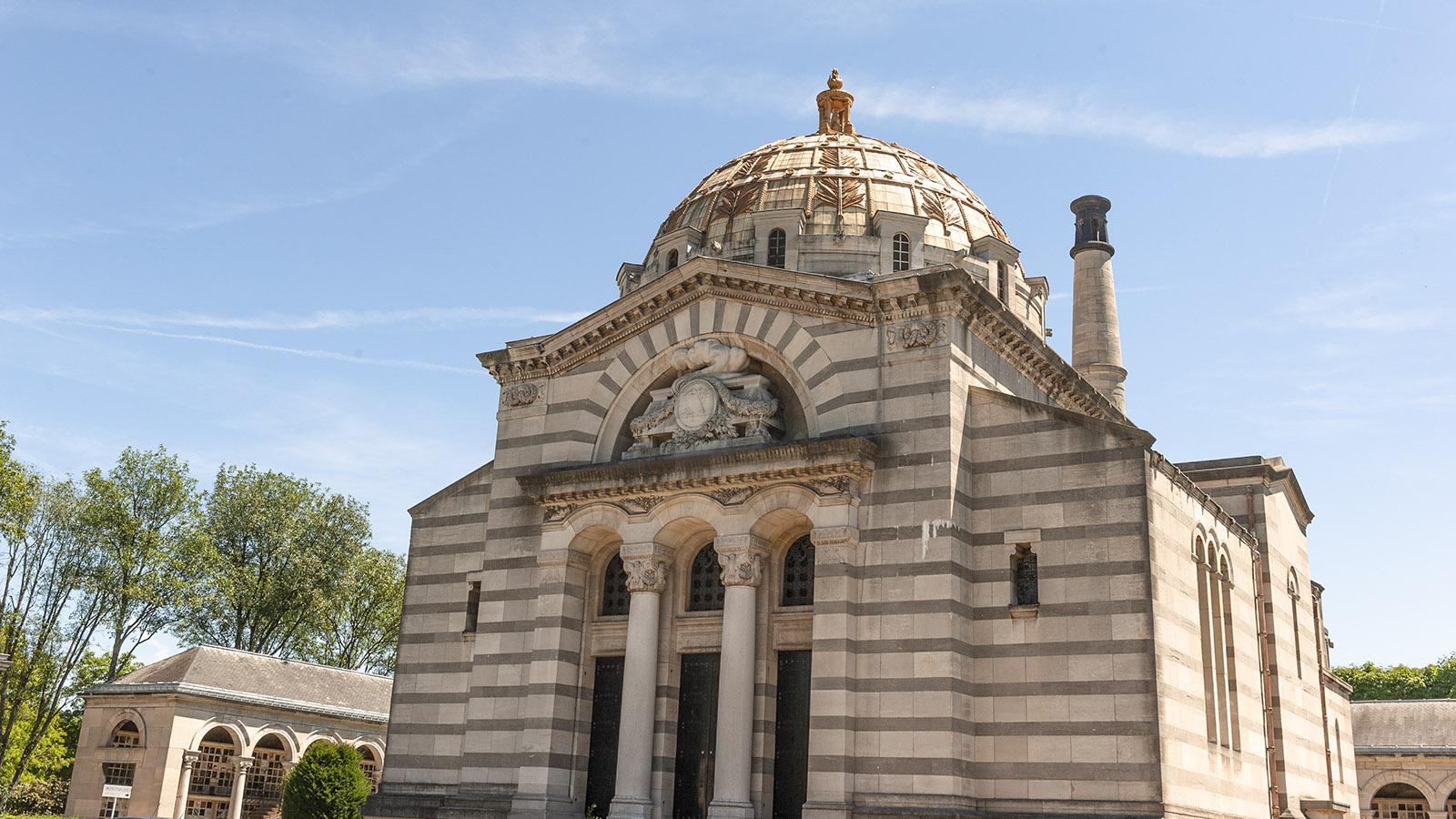 Paris, Belleville: Das Kolumbarium von Père Lachaise. Hinter der Kuppel sind die schwarzen Kaminspitzen des Krematoriums zu sehen. Foto. Hilke Maunder
