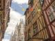 Die Église Maclou und das Fachwerk der Rue Eugène Dutuit von Rouen. Foto: Hilke Maunder