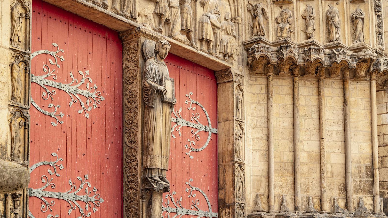 Der Heilige Stefan ist der Schutzpatron der Kathedrale von Sens und schmückt ein Tor der Westfassade. Foto: Hilke Maunder
