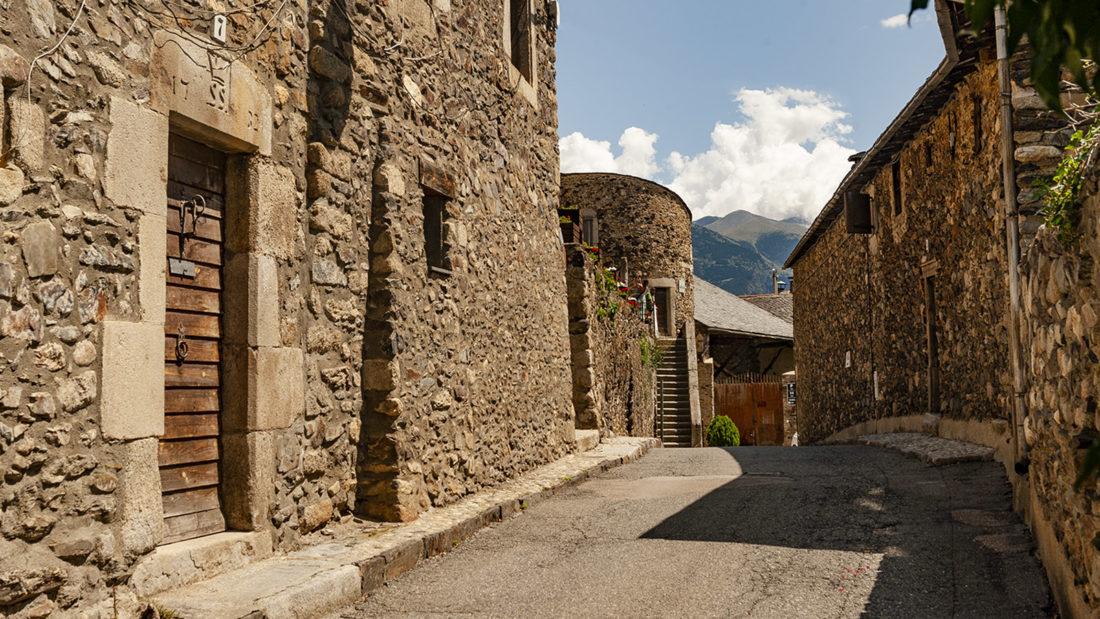 Mittelalter-Häuser aus grobem Naturstein prägen die Gassen und Straßen im alten Llívia. Foto: Hilke Maunder