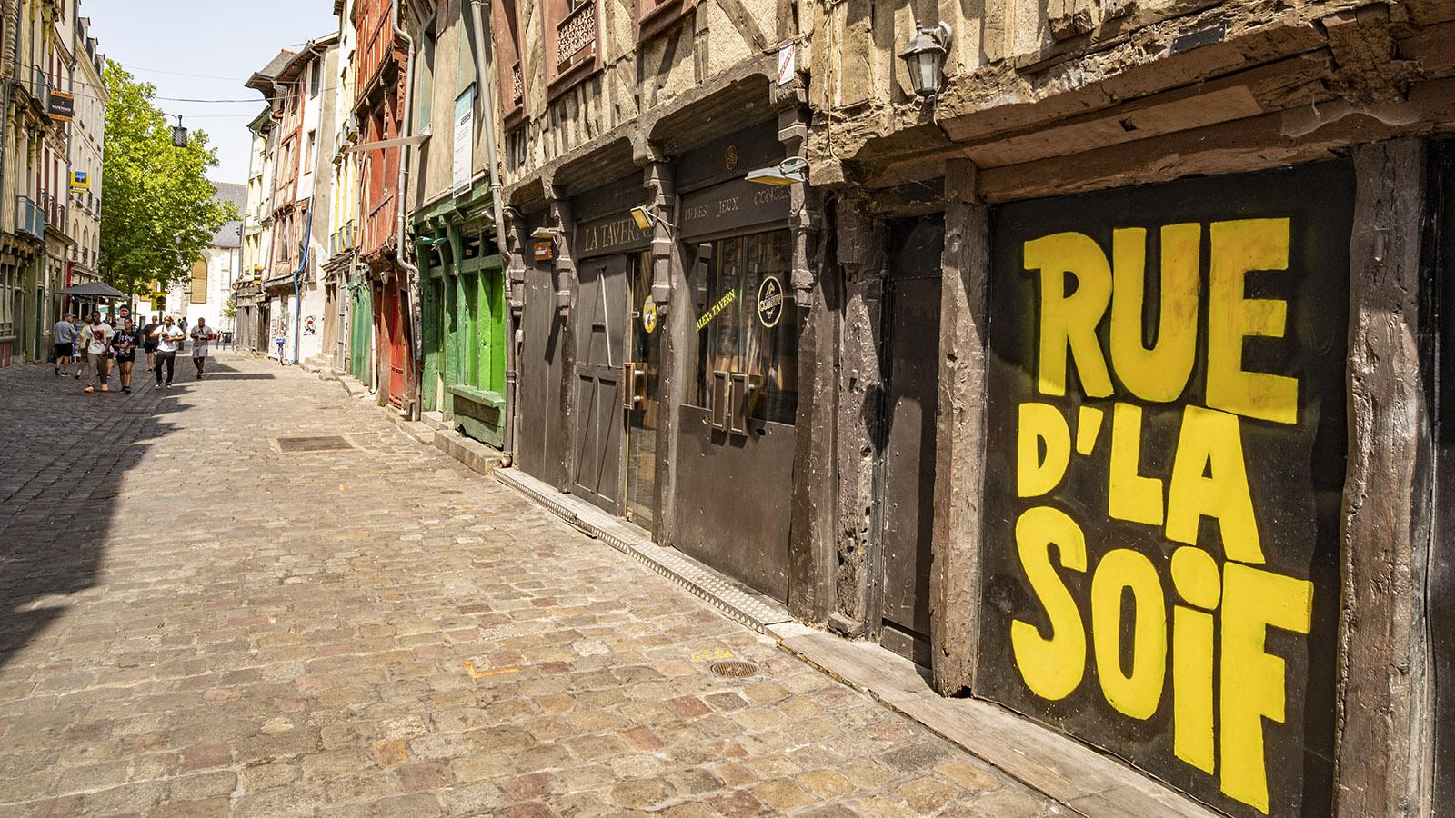 Die <em>rue de la soif</em> wird ihrem Namen gerecht: Hier reiht sich Kneipe an Kneipe. Foto: Hilke Maunder