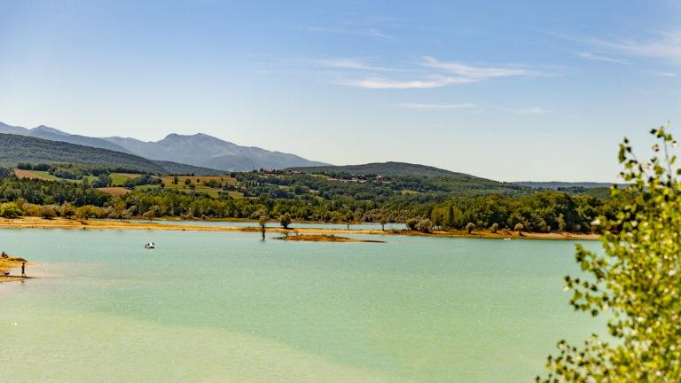Lac de Montbel: Karibik mit Pyrenäen-Blick