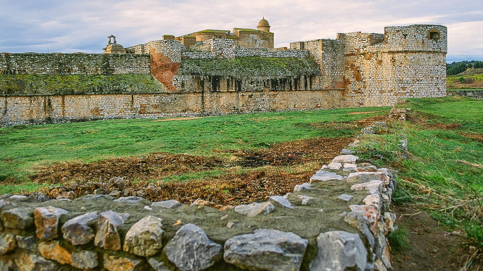 Lagunenseen des Languedoc. Das Château de Salses: Spaniens Festung auf französischem Boden. Foto: Hilke Maunder