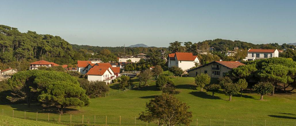 Saint-Jean-de-Luz: typisch baskische Landschaft. Foto: Hilke Maunder