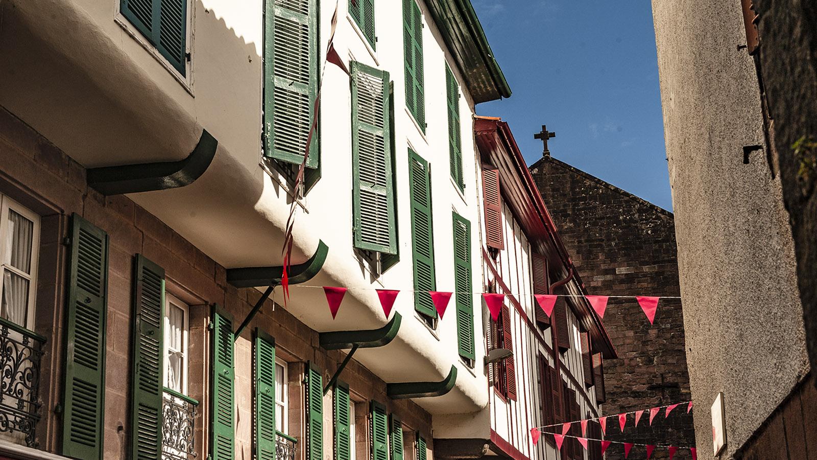 Rot-Weiß-Grün: die Farben der Basken in den Gassen von Saint-Jean-Pied-de-Port. Foto: Hilke Maunder