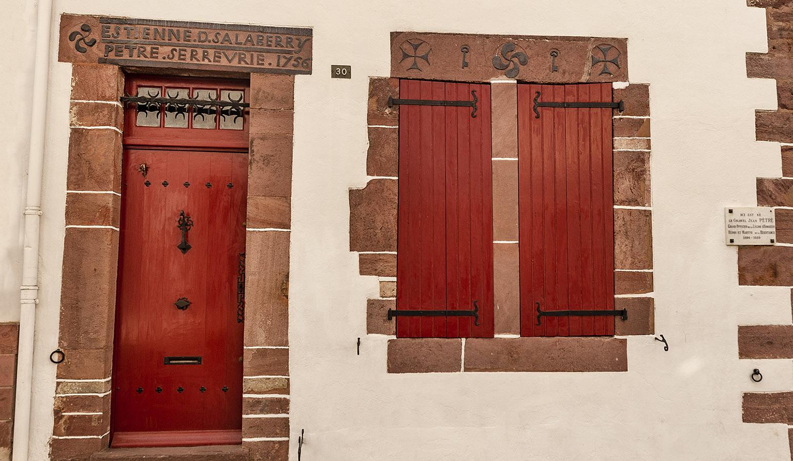 Es lohnt sich, die baskischen Fassaden von Saint-Jean-Pied-de-Port genauer zu betrachten. Foto: Hilke Maunder