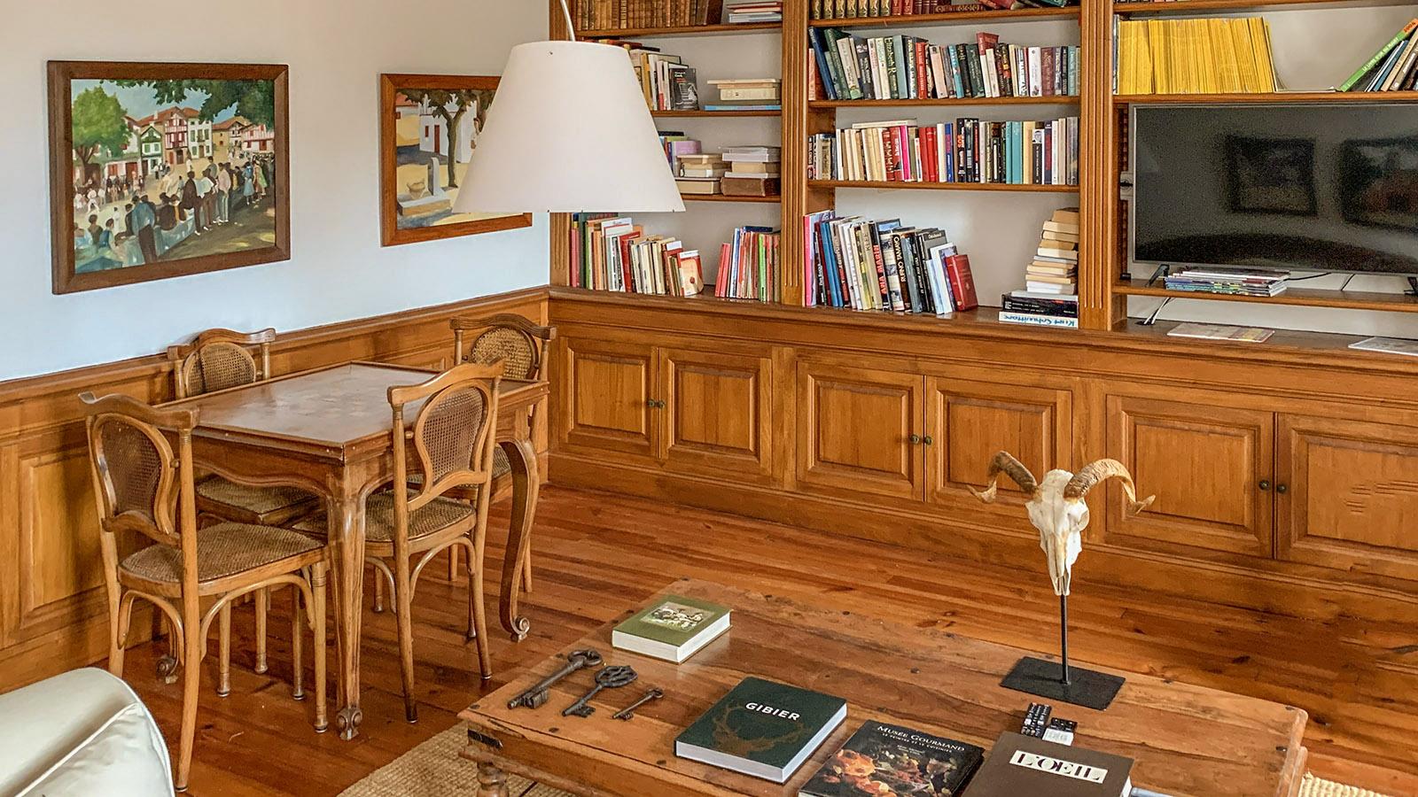 Die Bibliothek des Hôtel Arcé birgt neben Büchern auch Spiele. Foto: Hilke Maunder