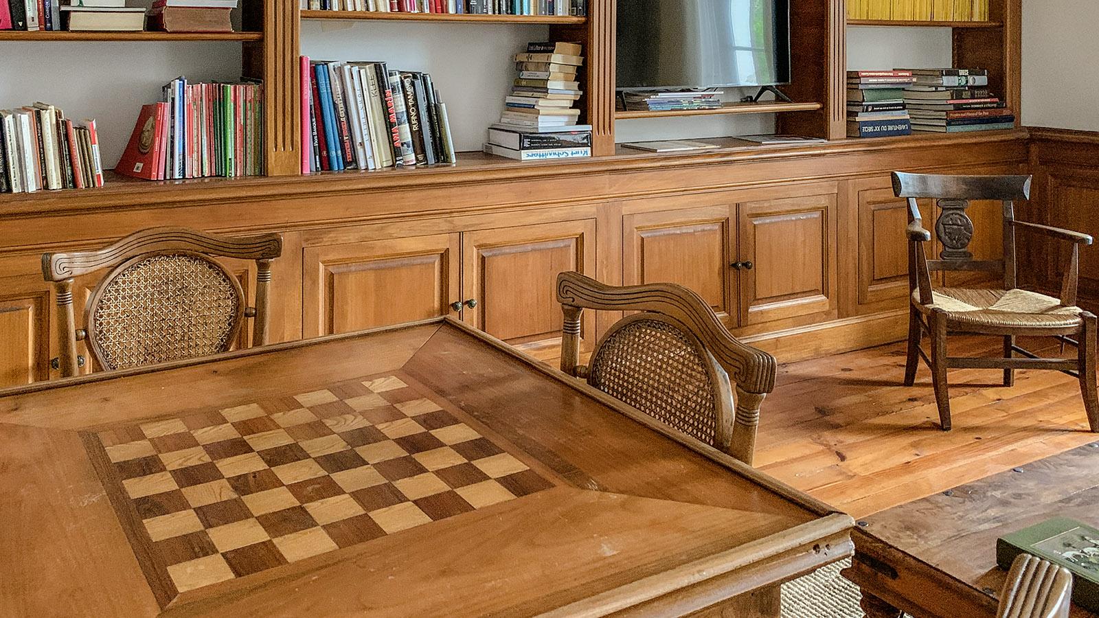 Das Schach- und Damespielfeld ist in einen der Tische eingelassen. Foto: Hilke Maunder