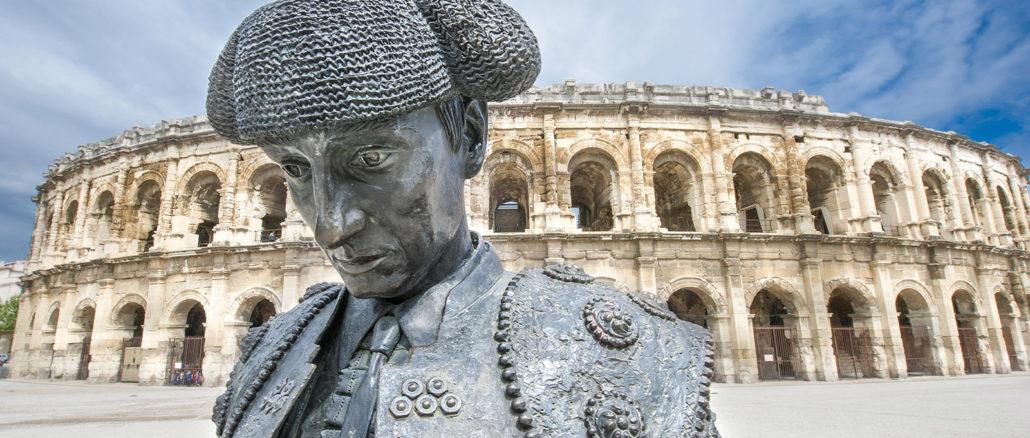 Nîmes: Vor den Arenen: ein Denkmal für den berühmtesten Stierkämpfer der Stadt. Foto: Hilke Maunder