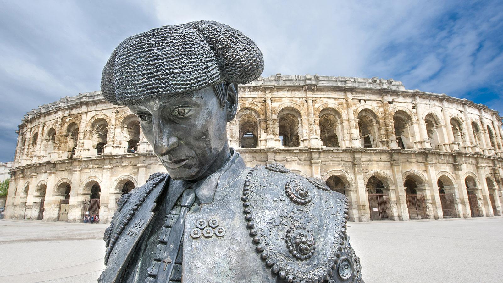 Nîmes: Vor den Arenen: ein Denkmal für den berühmtesten Stierkämpfer der Stadt. Foto: Hilke Maunder