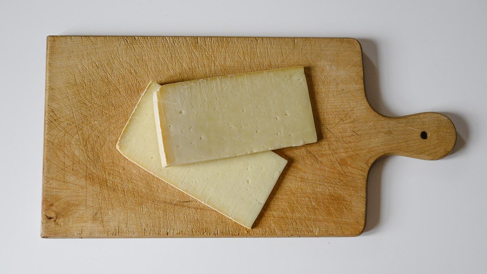 Käse aus der Auvergne: junger Cantal. Foto: Hilke Maunder