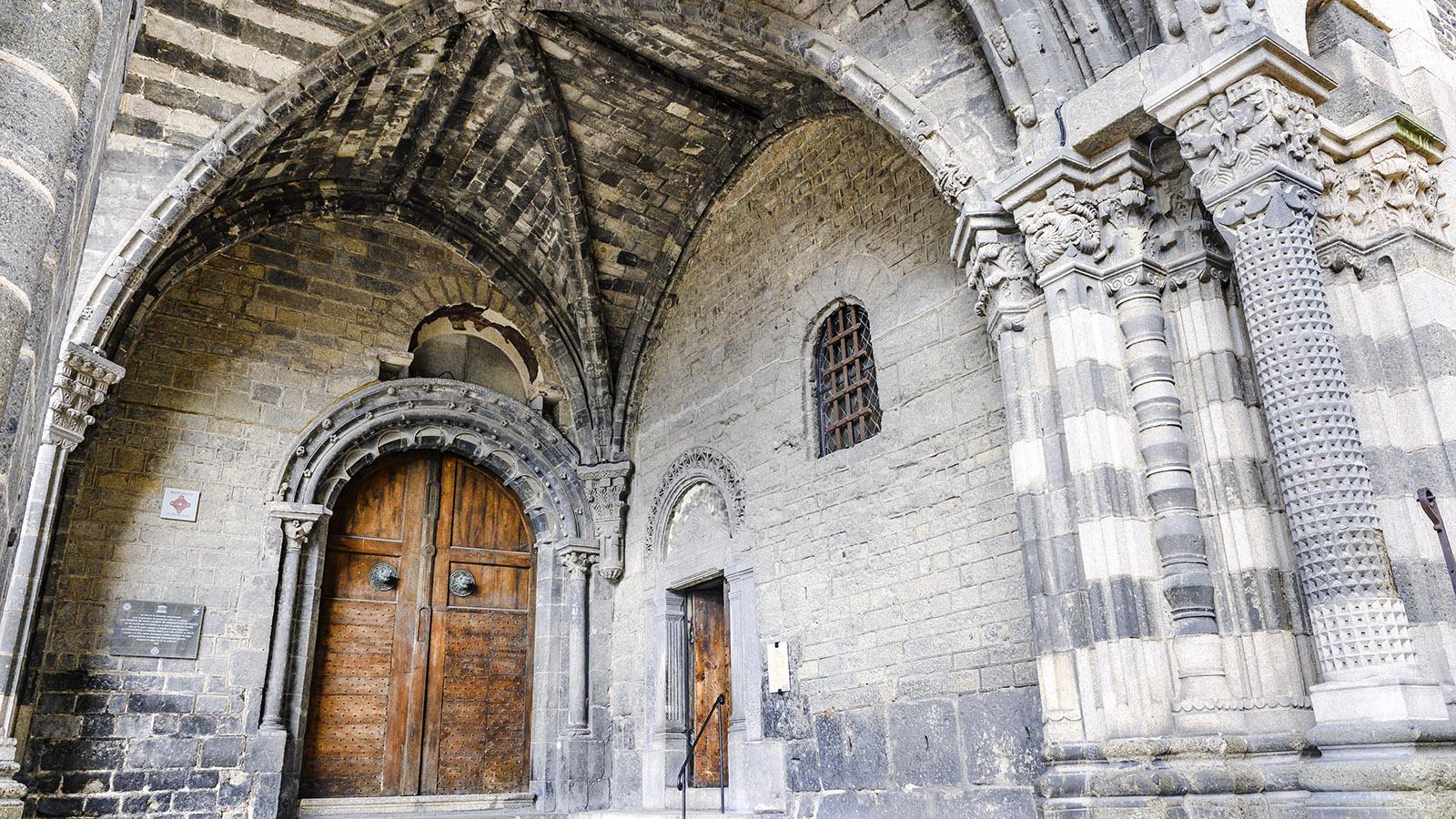 Seiteneingang der Kathedrale von Le Puy-en-Velay. Foto: Hilkr Maunder