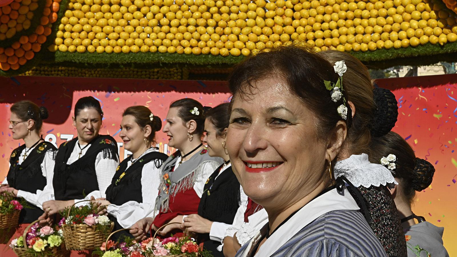 Fête du Citron: Trachtentänzerinnen. Foto: Hilke Maunder