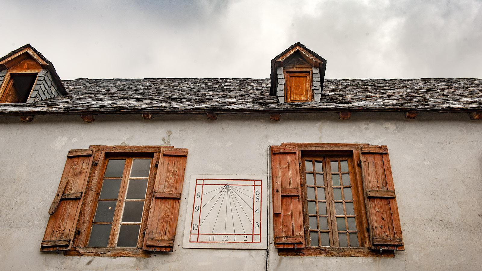 Val d'Aran: Auf vielen Fassaden zu finden - Sonnenuhren. Foto: Hilke Maunder