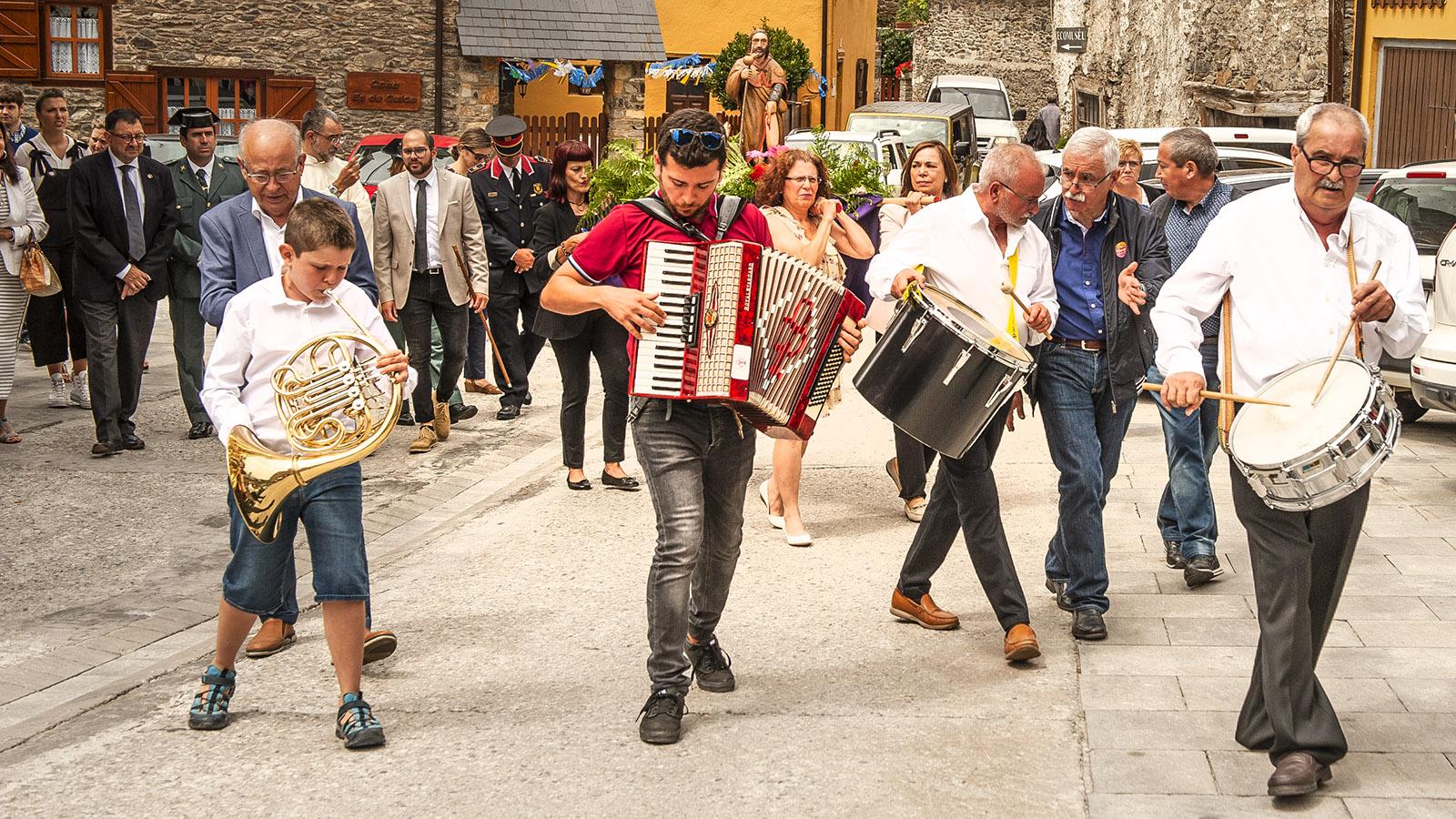 Val d'Aran: Die Musikkapelle führt in Vilamós den Umzug an Mariä Himmelfahrt an. Foto: Hilke Maunder
