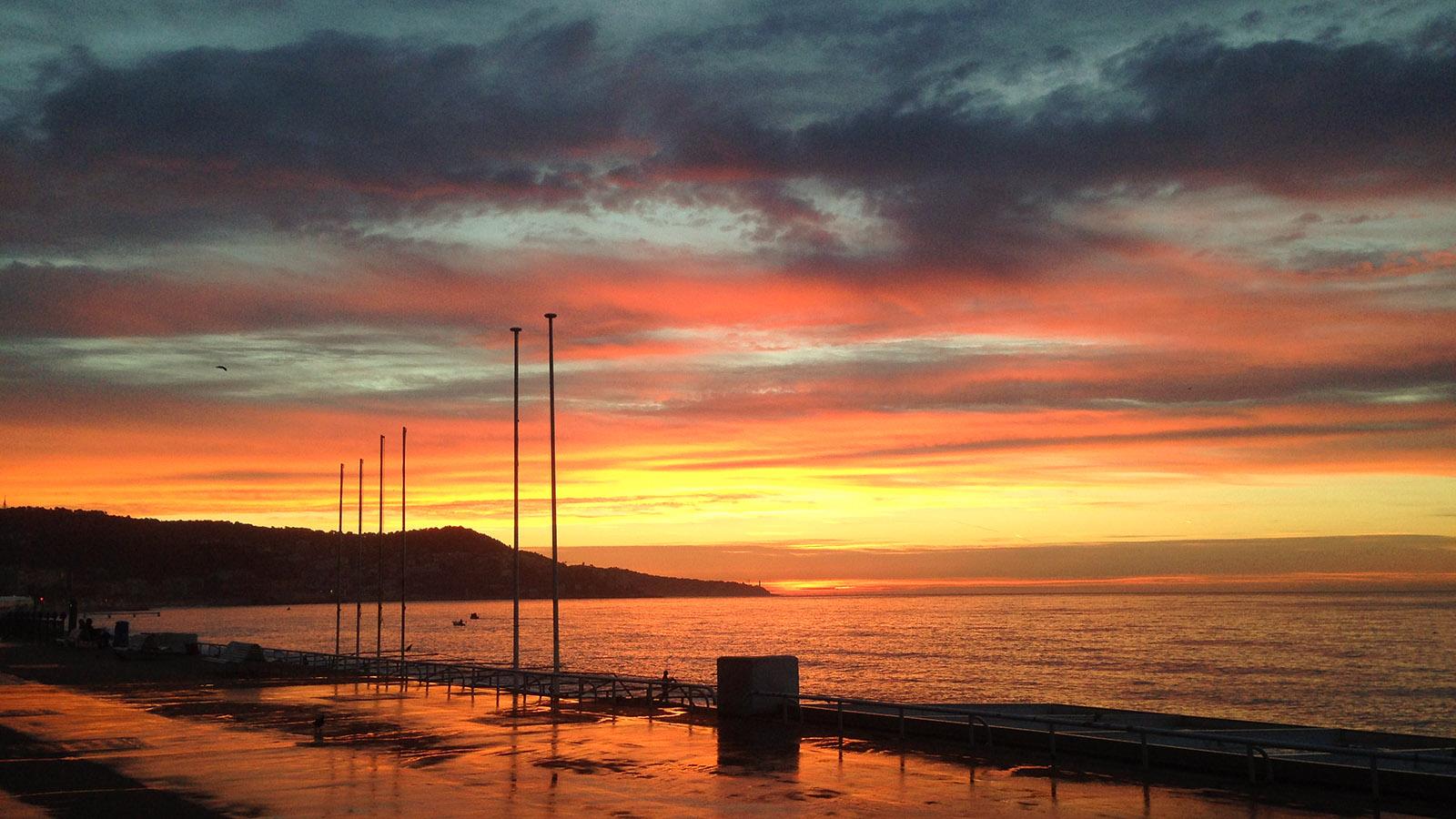 Sonnenaufgang in Nizza... von der Promenade des Anglais aus ein wunderschönes Erlebnis. Foto: Hilke Maunder