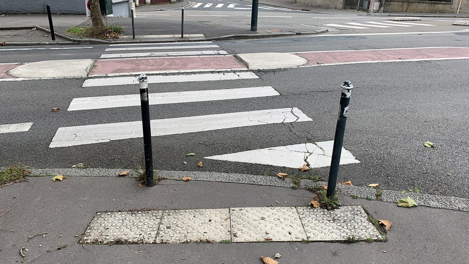 Üblich in Frankreich: abgesenkte Bürgersteig. Häufig sind vor Übergängen auch schon Orientierungsstreifen für Blinde angebracht. Foto: Hilke Maunder