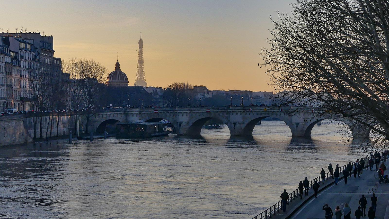 Paris, ville lumière: die Seine mit dem Eiffelturm am frühen Abend. Foto: Uschi Hennen