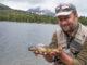 Julien Rouge mit einer Forelle aus dem Lac Negre am Carlit. Nach dem Foto kam sie zurück in den Bergsee. Foto: Hilke Maunder