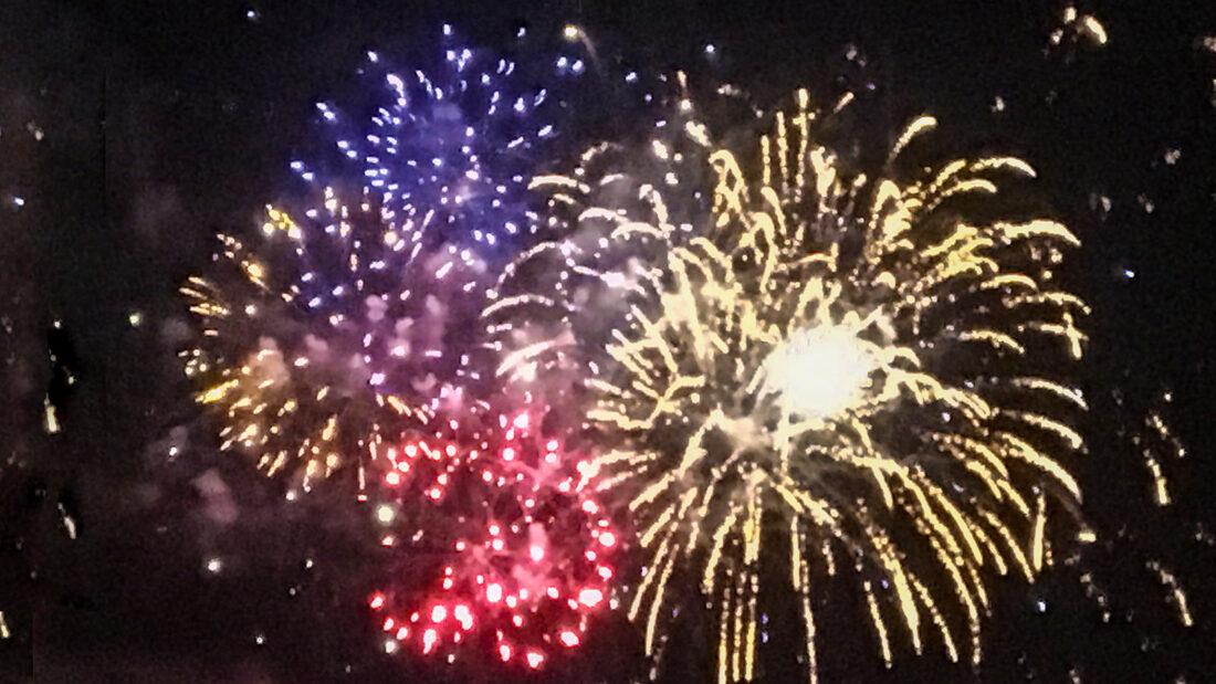 Patriotisch: das Silvester-Feuerwerk von Saint-Paul-de-Fenouillet am Nationalfeiertag 14. Juli. Foto: Hilke Maunder