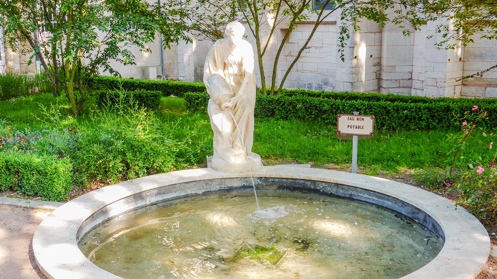 Semur-en-Auxois: Der Brunnen im Garten der Mairie. .Foto: Werner Münzel