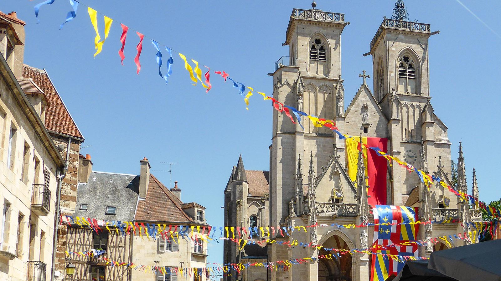 Semur-enAuxois: Auch Notre-Dame schmückt sich zum Stadtfest. Foto: Werner Münzel