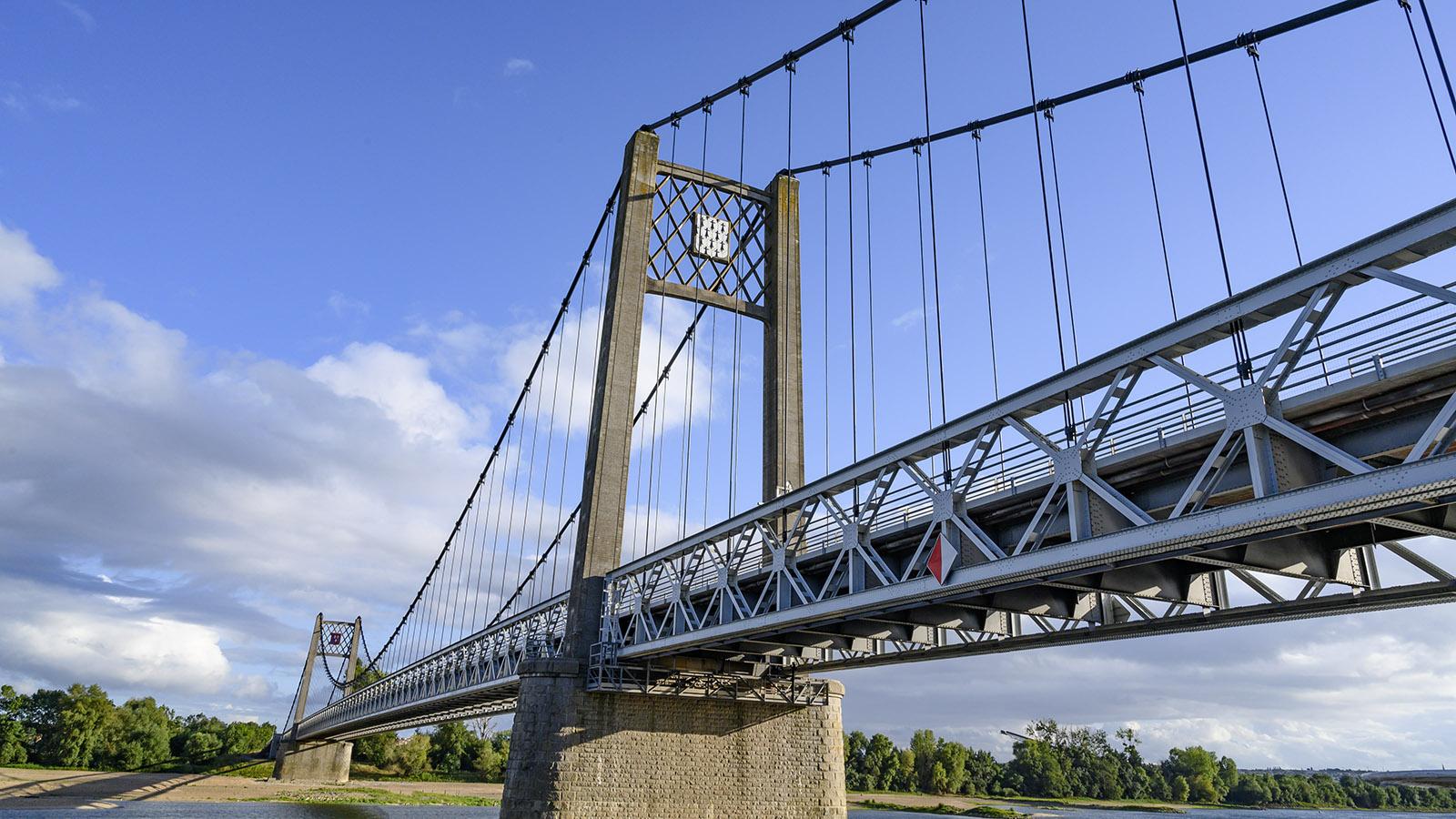 Die Loirebrücke zeigt mit ihren Wappen: Da ist die Bretagne, dort das Anjou. Foto: Hilke Maunder