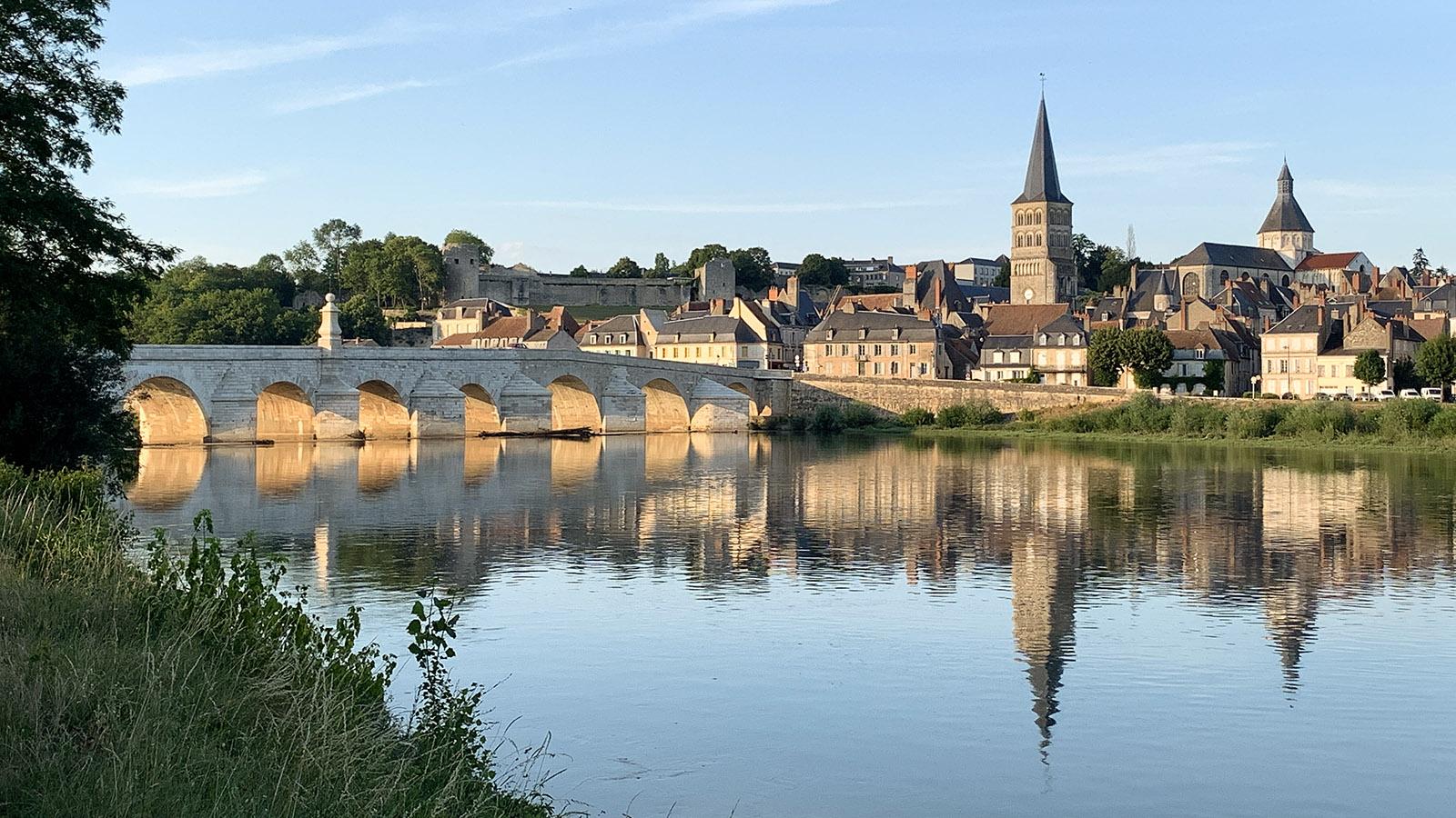 Ein Blick zurück auf La Charité-sur-Loire. Foto: Hilke Maunder
