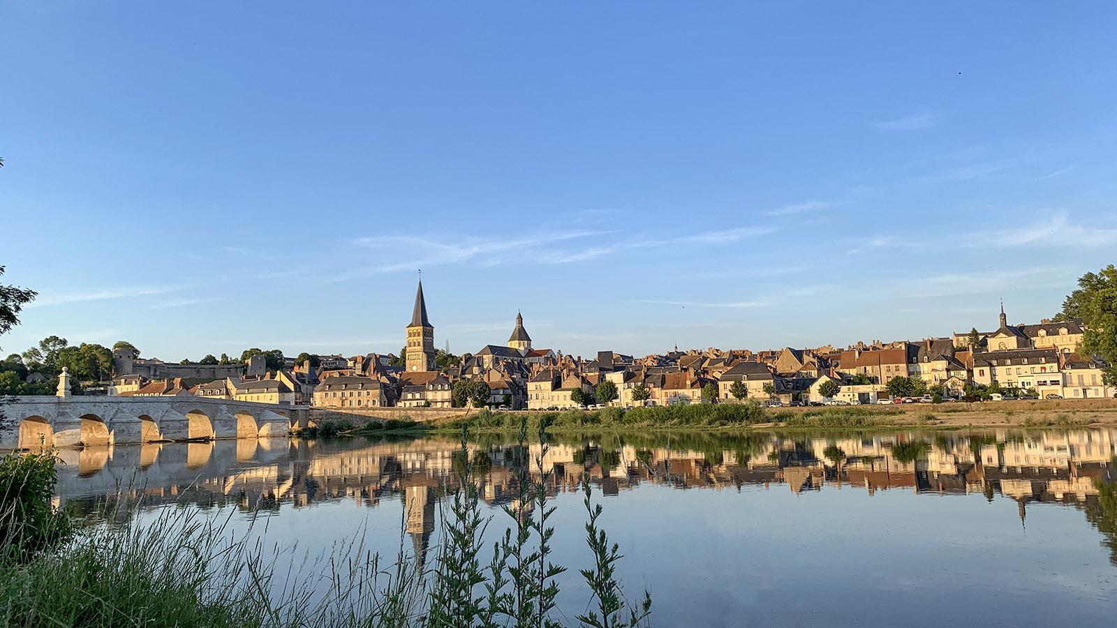 Blick von der Flussinsel auf La Charité-sur-Loire. Foto: Hilke Maunder
