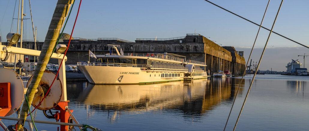 Morgenstimmung im Hafen von Saint-Nazaire. MS Loire Princesse hat direkt neben dem ehemaligen deutschen U-Boot-Bunker festgemacht. Foto: Hilke Maunder