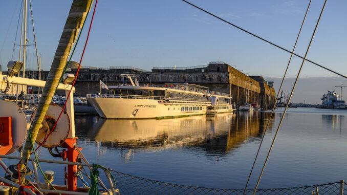 Morgenstimmung im Hafen von Saint-Nazaire. MS Loire Princesse hat direkt neben dem ehemaligen deutschen U-Boot-Bunker festgemacht. Foto: Hilke Maunder